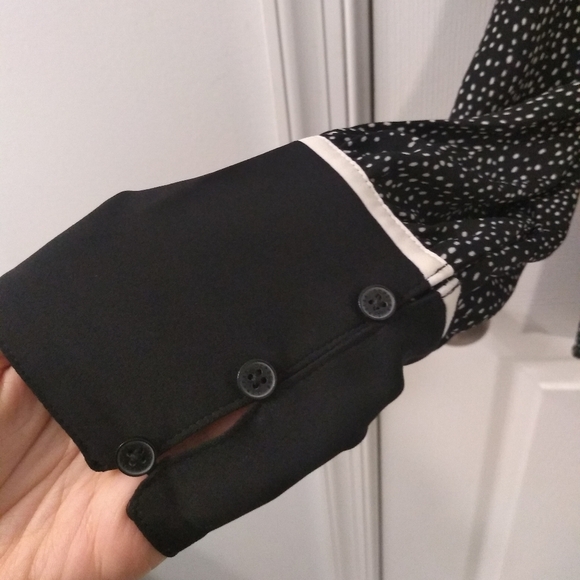 SET OF 2 NWT Express V Neck Neutral Blouses Micro Dot Floral Size S - Picture 5 of 15